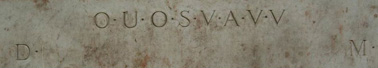 Photo de l'inscription de la lettre à Shugborough Hall : OUOSVAVV, et DM sur la ligne ci-dessous.